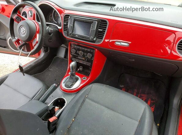 3VWJD7AT2KM719368 2019 VOLKSWAGEN BEETLE Red Вид панелі приладів