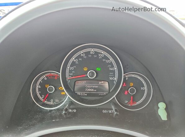 3VWJD7AT4JM710556 2018 VOLKSWAGEN BEETLE Белый Вид щитка приборов