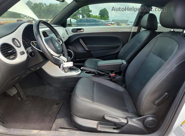 3VWJD7AT4JM710556 2018 VOLKSWAGEN BEETLE Белый Вид салона спереди
