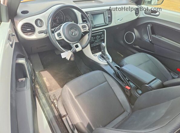 3VWJD7AT4JM710556 2018 VOLKSWAGEN BEETLE Белый Вид панели приборов