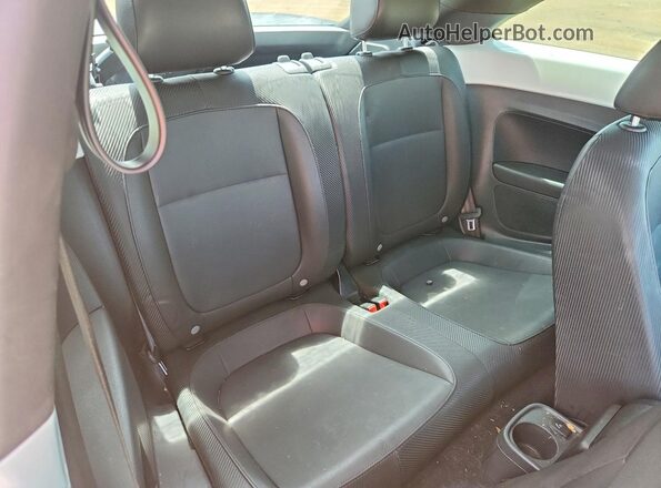 3VWJD7AT4JM710556 2018 VOLKSWAGEN BEETLE Белый Вид задних сидений