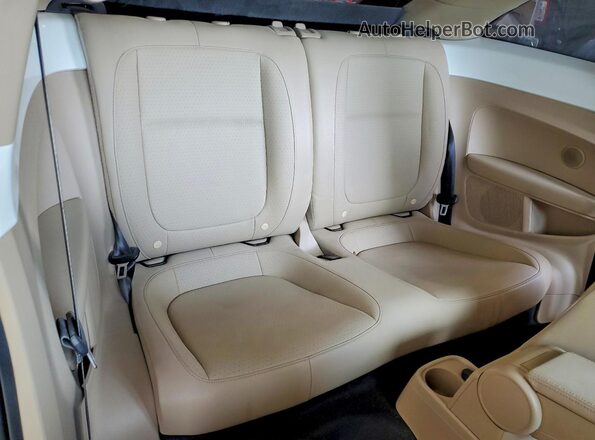 3VWJD7AT4KM708209 2019 VOLKSWAGEN BEETLE White Vista de los asientos traseros