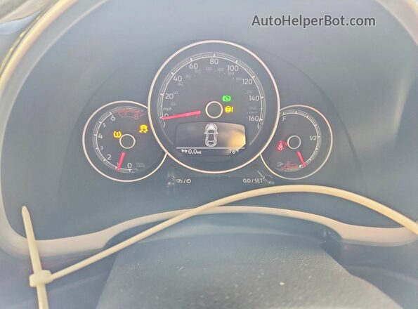 3VWJD7AT8JM712892 2018 VOLKSWAGEN BEETLE Серый Вид щитка приборов