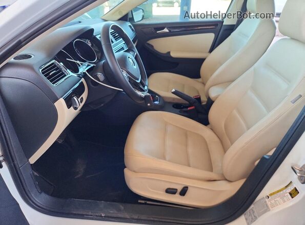 3VWL17AJ4HM390729 2017 VOLKSWAGEN JETTA White Front interior view