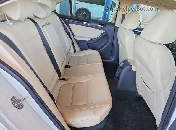 3VWL17AJ4HM390729 2017 VOLKSWAGEN JETTA White Rear seats view