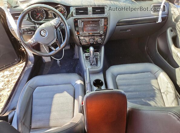 3VWL17AJ5HM215809 2017 VOLKSWAGEN JETTA Черный Вид панели приборов