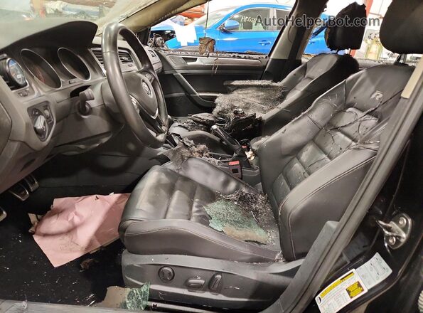 3VWM17AU5HM523688 2017 VOLKSWAGEN GOLF Black Widok wnętrza z przodu