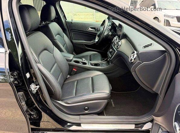 WDCTG4EB7JJ530353 2018 MERCEDES-BENZ GLA-CLASS Black Widok deski rozdzielczej