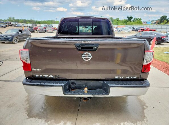 1N6AA1EJ7JN501199 2018 NISSAN TITAN Коричневый Вид салона спереди