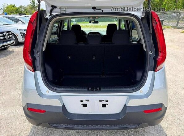 KNDJ23AU5L7098729 2020 KIA SOUL Silver Widok wnętrza z przodu