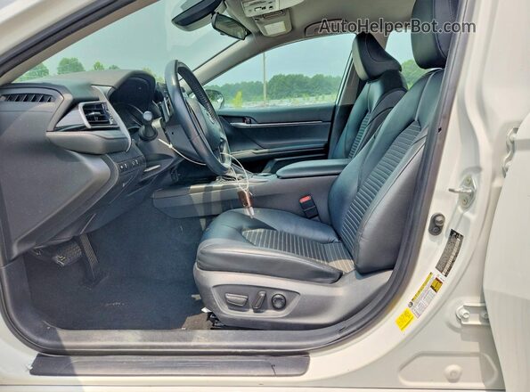 4T1G11AK7MU577331 2021 TOYOTA CAMRY White წინა პანელის ხედი