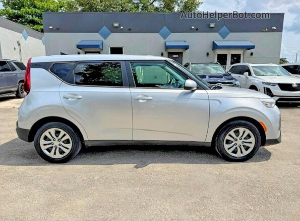 KNDJ23AU5L7098729 2020 KIA SOUL Silver Widok wnętrza 360 stopni