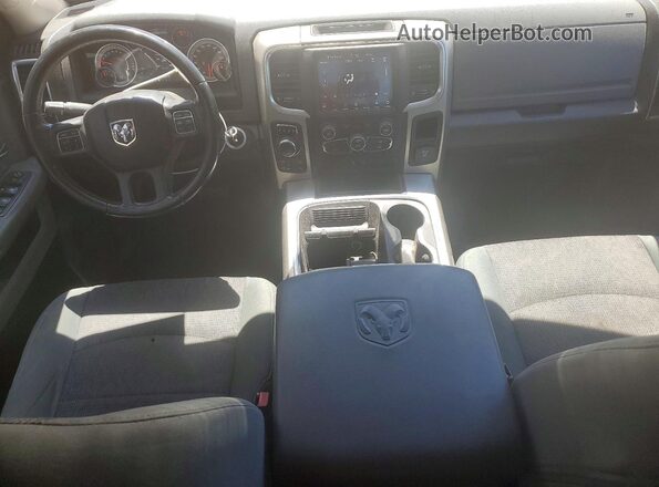 1C6RR7GT4JS214685 2018 RAM 1500 Бордовый Вид панели приборов