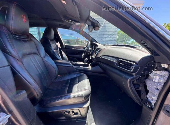 ZN661YUS3JX269795 2018 MASERATI LEVANTE Charcoal Вид спереду