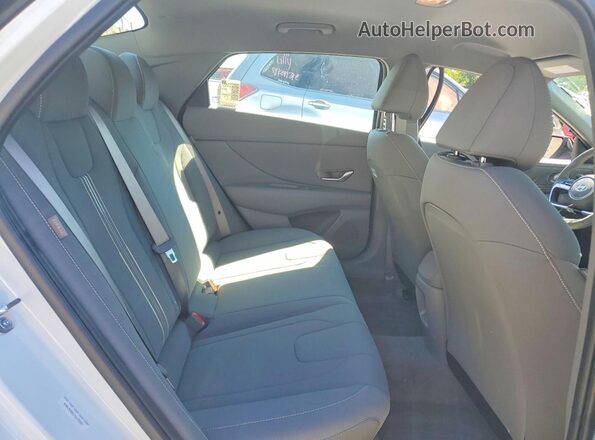 KMHLM4DG1TU125257 2026 HYUNDAI ELANTRA White Вид задньої частини салону