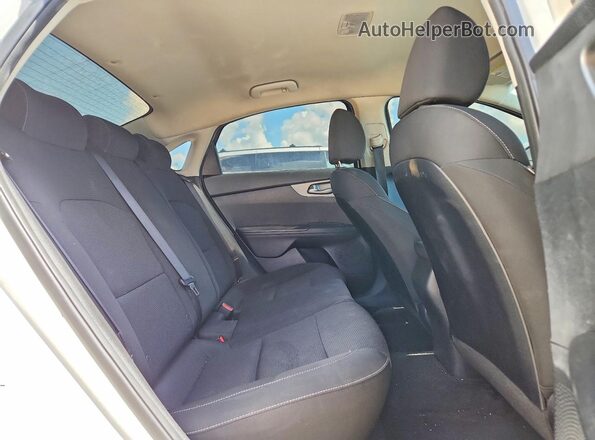 3KPF24AD4KE007167 2019 KIA FORTE White Widok wnętrza z tyłu