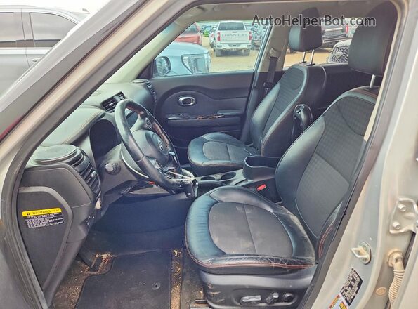 KNDJX3AA8J7617003 2018 KIA SOUL Silver Առջևի վահանակի տեսք