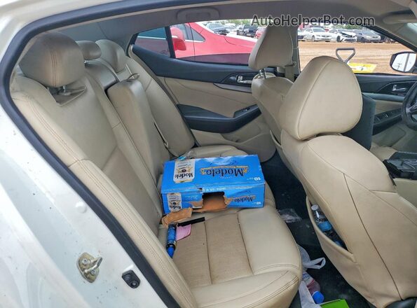 1N4AA6AP9HC395327 2017 NISSAN MAXIMA Белый Вид задней части салона