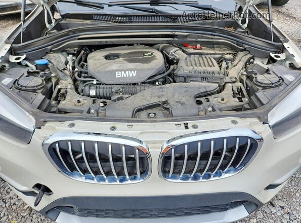WBXHU7C31J5H42519 2018 BMW X1 White Vista de la etiqueta del VIN