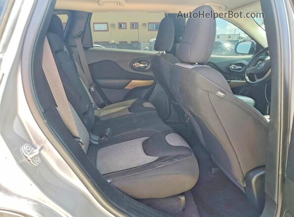 1C4PJLCB2JD540051 2018 JEEP CHEROKEE Silver Vista interior trasera