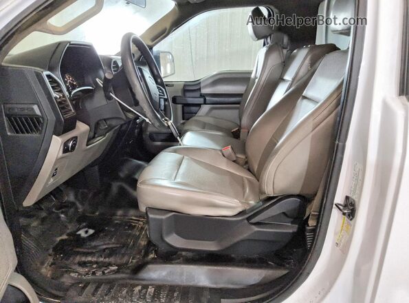 1FTMF1C85HKD20339 2017 FORD F150 White Widok deski rozdzielczej