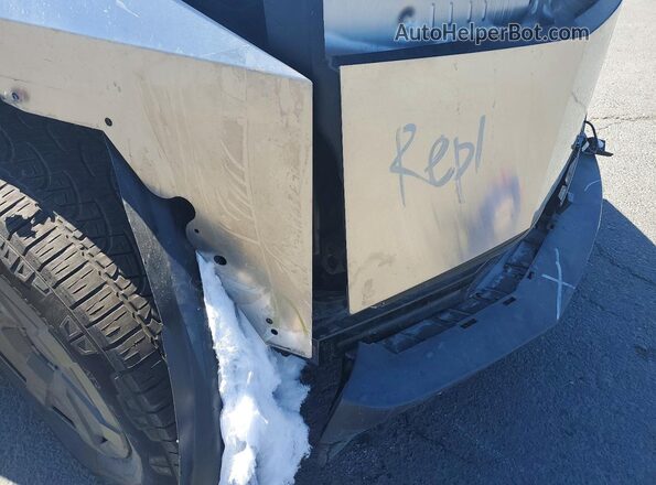 7G2CEHED4RA050983 2024 TESLA CYBERTRUCK Silver Widok komory silnika