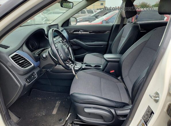 KNDEUCAA1M7043259 2021 KIA SELTOS Белый Вид панели приборов