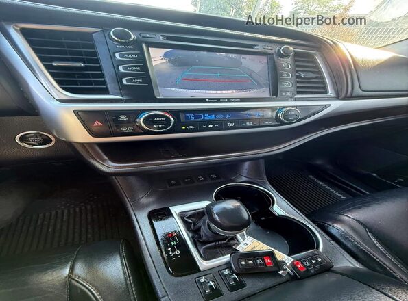 5TDJZRFH6HS474409 2017 TOYOTA HIGHLANDER White Widok wnętrza z tyłu