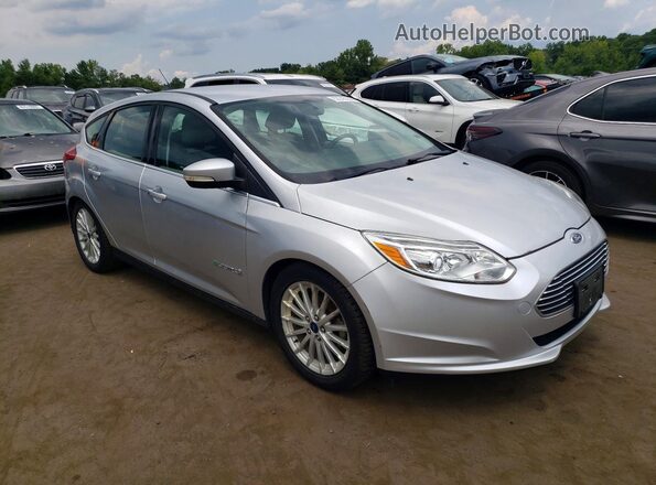 1FADP3R45HL261807 2017 FORD FOCUS Серебряный Вид спереди