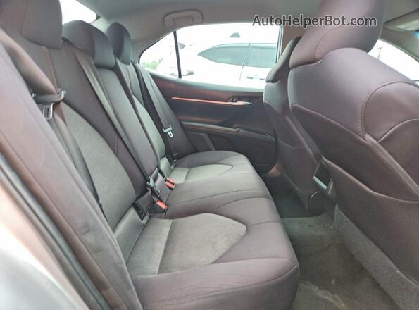 4T1B11HK6JU075468 2018 TOYOTA CAMRY Silver Սալոնի հետևի տեսք
