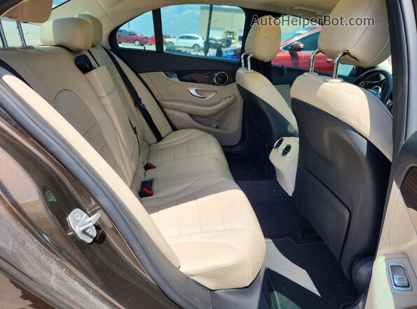 55SWF4JB2HU198799 2017 MERCEDES-BENZ C Tan Vista interior trasera