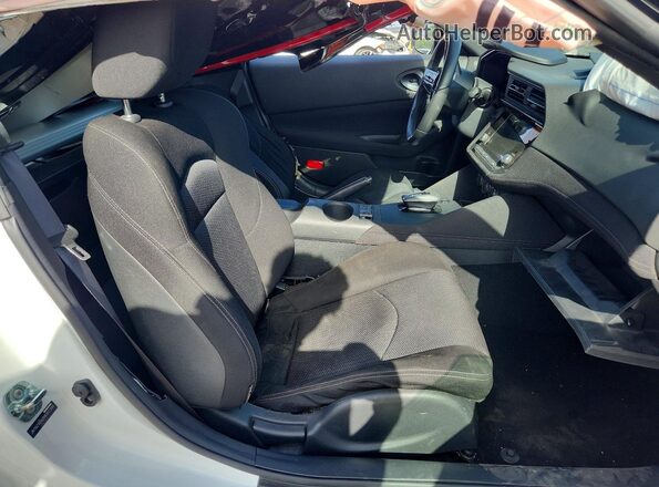 JN1BZ4CH2RM362394 2024 NISSAN Z White Widok wnętrza z tyłu