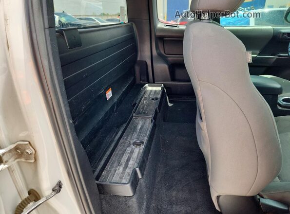 5TFRX5GN4KX147563 2019 TOYOTA TACOMA White უკანა სალონის ხედი