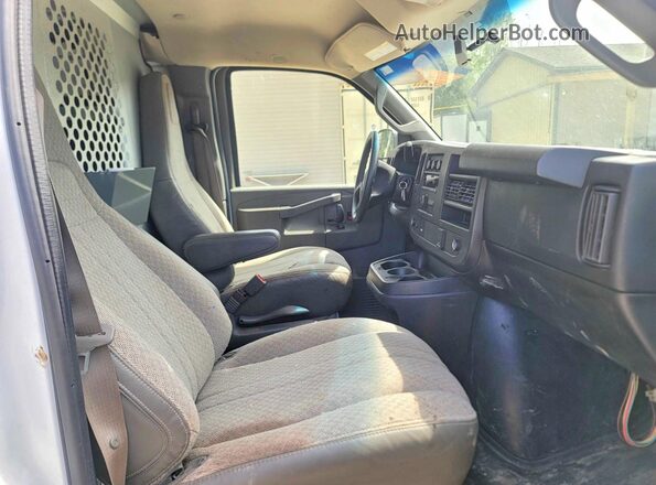 1GTW7AFF0H1344229 2017 GMC SAVANA White Հետևի տեսք
