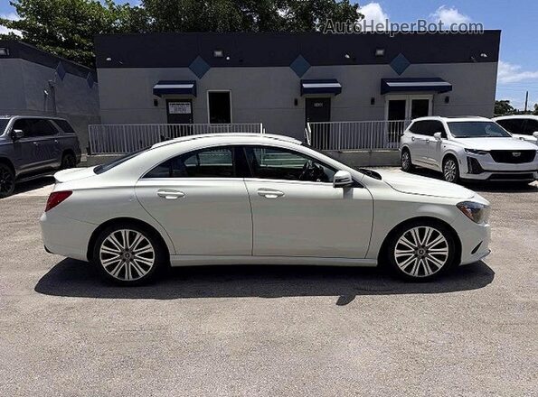 WDDSJ4EB0JN570193 2018 MERCEDES-BENZ CLA-CLASS White Vista interior de 360 grados