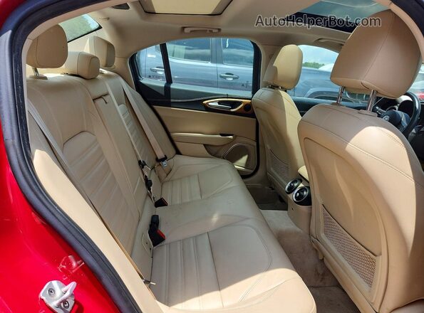 ZARFAECN8H7549319 2017 ALFA ROMEO GIULIA Red Սալոնի հետևի տեսք