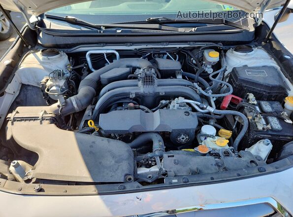 4S3BNAC66H3028315 2017 SUBARU LEGACY White Widok wnętrza z tyłu