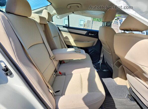 4S3BNAC66H3028315 2017 SUBARU LEGACY White Widok tylnych siedzeń