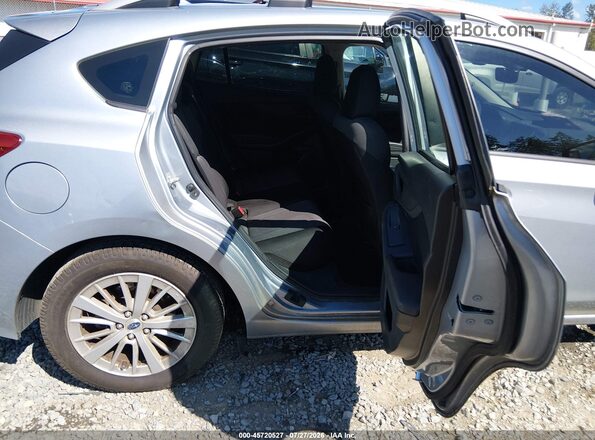 4S3GTAD69J3720715 2018 SUBARU IMPREZA Silver Widok naklejki z numerem VIN