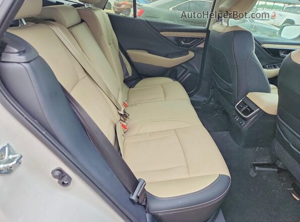 4S4BTANC0R3203552 2024 SUBARU OUTBACK White Widok wnętrza z tyłu