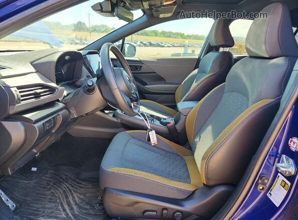 4S4GUHF62R3702681 2024 SUBARU CROSSTREK Blue Front interior view