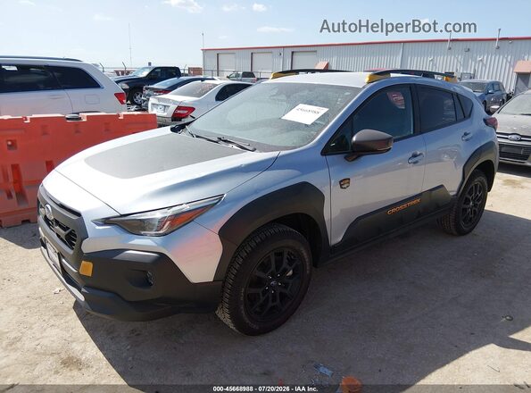 4S4GUHT66S3714956 2025 SUBARU CROSSTREK Silver Vista tres cuartos delantera izquierda