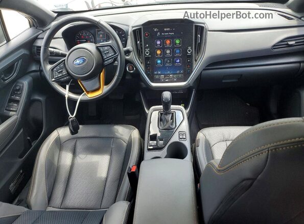 4S4GUHT68R3722972 2024 SUBARU CROSSTREK Silver Առջևի վահանակի տեսք