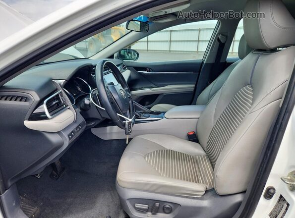 4T1B11HK1JU667716 2018 TOYOTA CAMRY White Սալոնի դիմացի տեսք