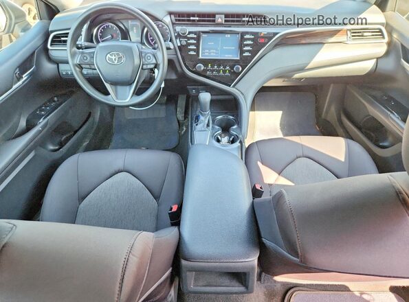 4T1B11HK2JU076035 2018 TOYOTA CAMRY Белый Вид панели приборов