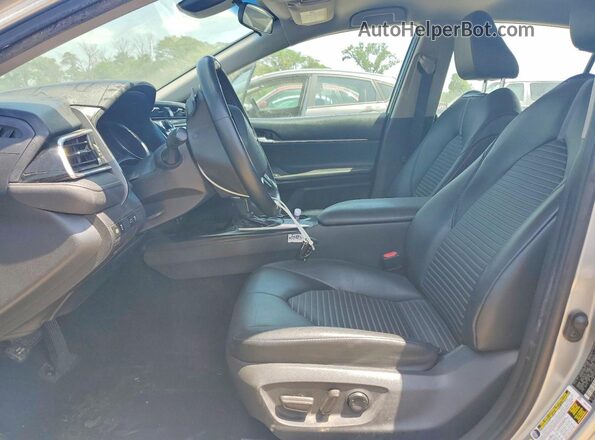 4T1B11HK3JU567357 2018 TOYOTA CAMRY Silver Widok wnętrza z przodu