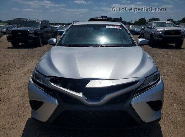 4T1B11HK3JU567357 2018 TOYOTA CAMRY Silver Widok z przodu