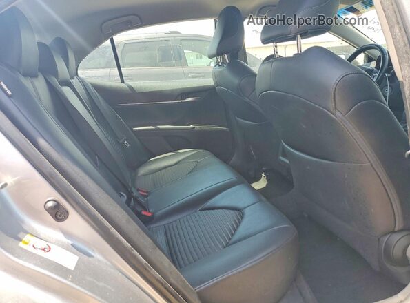 4T1B11HK3JU567357 2018 TOYOTA CAMRY Silver Widok tylnych siedzeń
