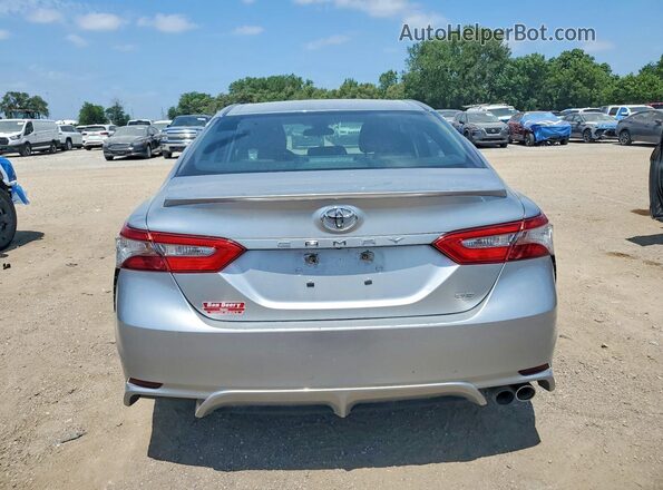 4T1B11HK3JU567357 2018 TOYOTA CAMRY Silver Widok z tyłu