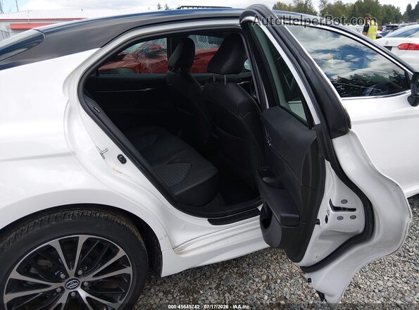4T1B11HK5JU025113 2018 TOYOTA CAMRY White Widok naklejki z numerem VIN